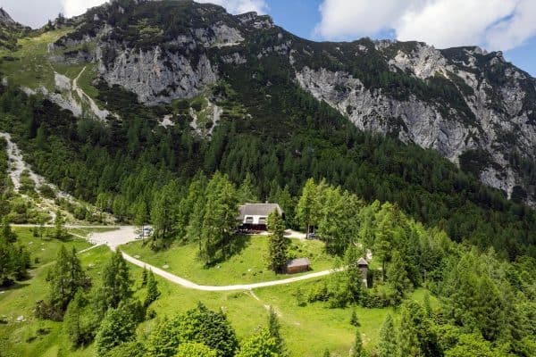 Erjavceva fjällstuga vid Vrsic-passet på sommaren