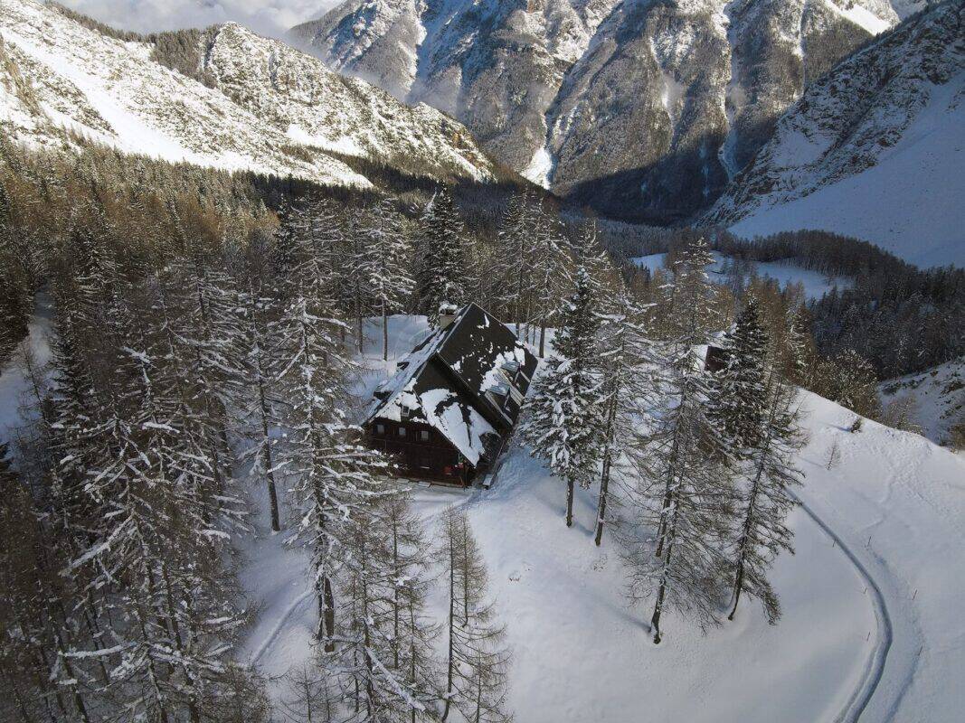 Upptäck charmen med Vršič Mountain Lodge Erjavčeva koča: En dold pärla i de Julianska Alperna